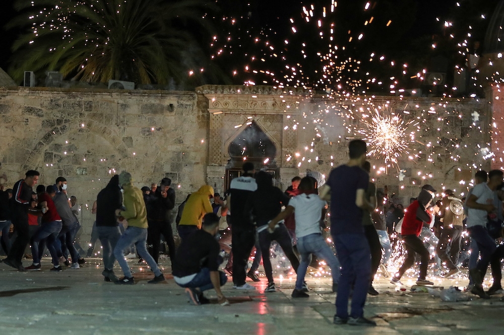 巴勒斯坦民眾與以色列警察於7日晚上在阿克薩清真寺爆發衝突。