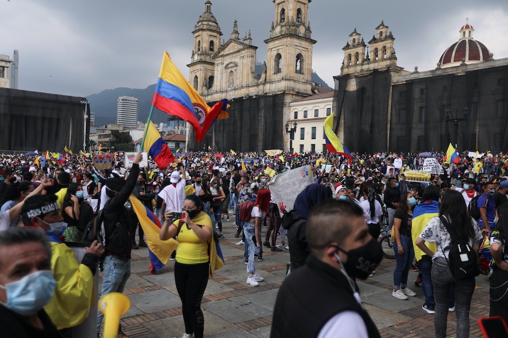 哥倫比亞民眾在首都波哥大抗議不平等和防暴警察（ESMAD）。（湯森路透）