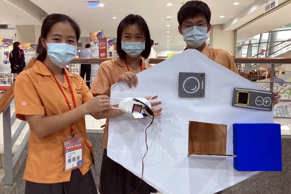 惠文高中學生研發可自動開合的口罩。（楊文琳攝）