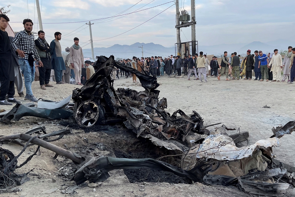 阿富汗學校遭到炸彈攻擊。（湯森路透）