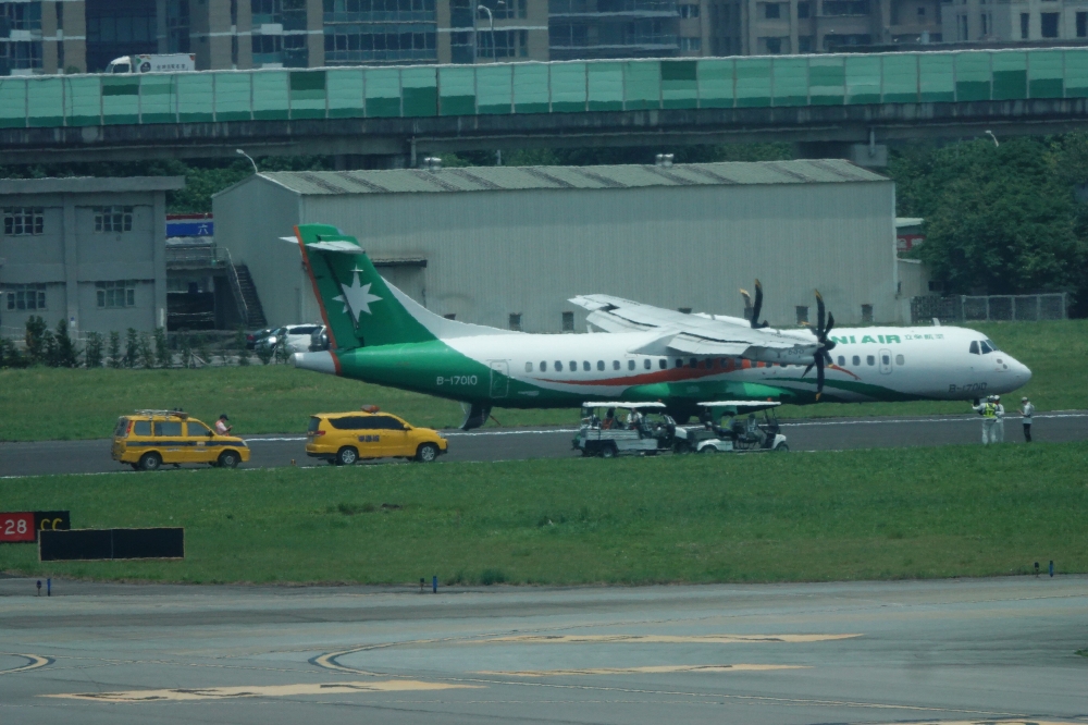 一架立榮班機疑因爆胎迫降台北松山機場，幸無人傷亡。（王侑聖攝）