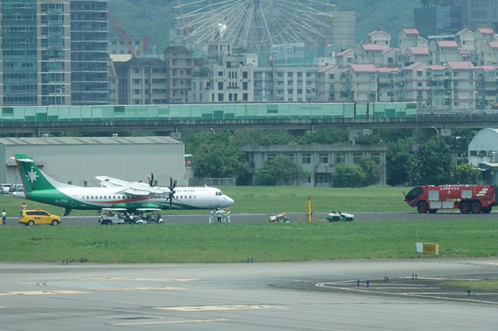 立榮航空10日發生班機爆胎迫降松山機場意外。（王侑聖攝）