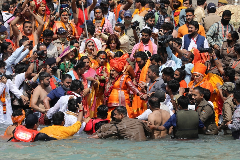 每12年才舉行一次的印度教慶典「大壺節」，百萬信徒不顧防疫聚集恆河歡慶。（湯森路透）