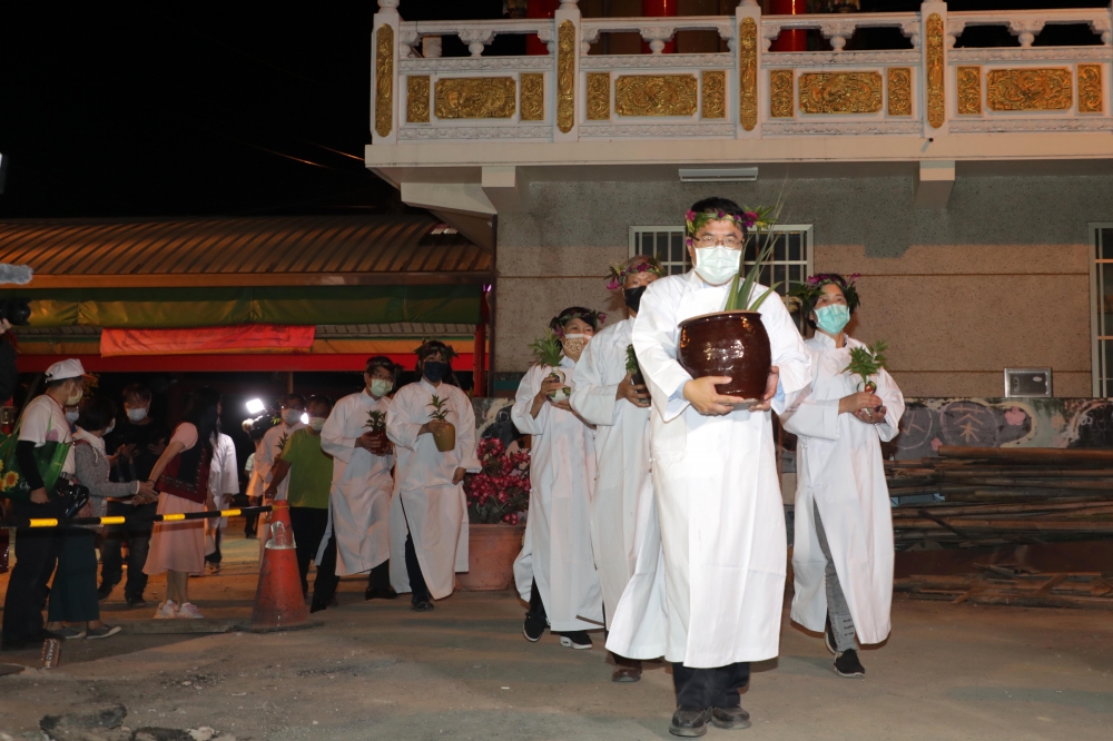 台南市長黃偉哲、多位市議員及族親著西拉雅傳統服飾參與年度祭典向阿立祖祭拜。（台南市政府提供）