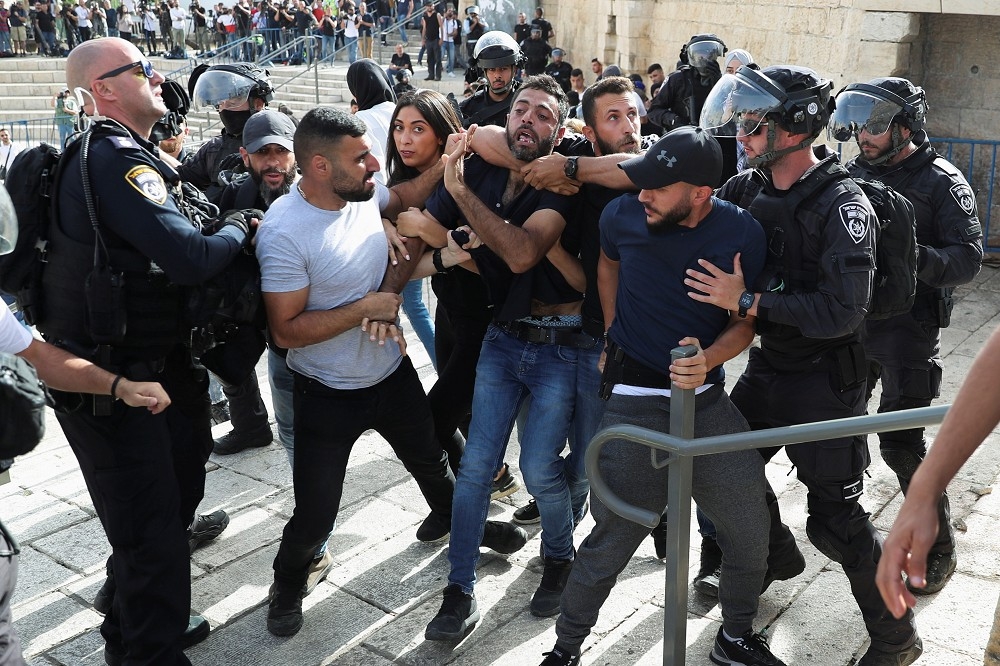 以色列警方試圖驅逐巴勒斯坦抗議民眾。（湯森路透）