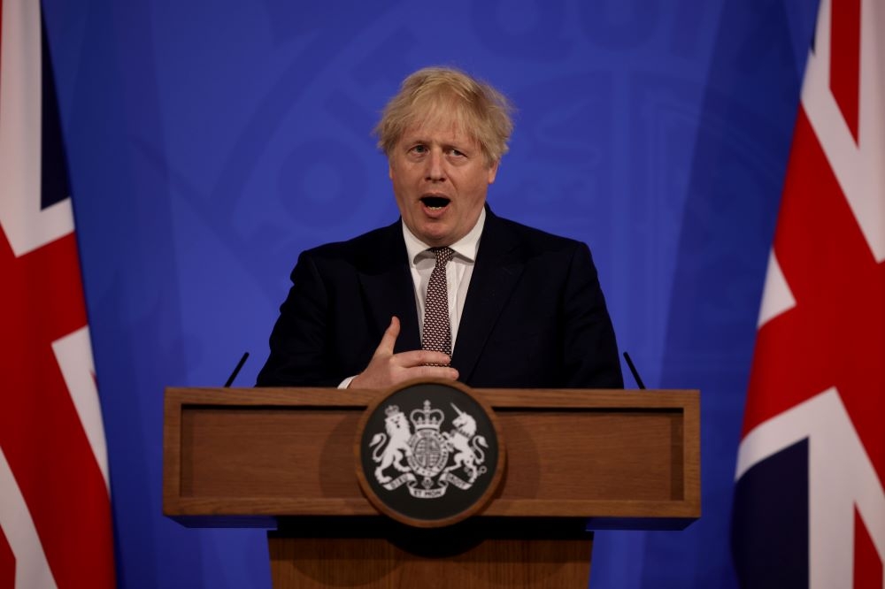 英國首相強森出席唐寧街記者會。（湯森路透）