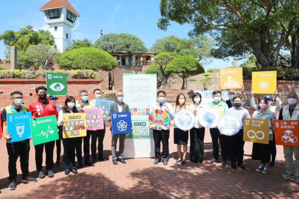 台南市長黃偉哲11日在綠色和平組織見證下於安平古堡簽署「台南市氣候緊急宣言」，會後也對南市防疫表示看法。（台南市政府提供）
