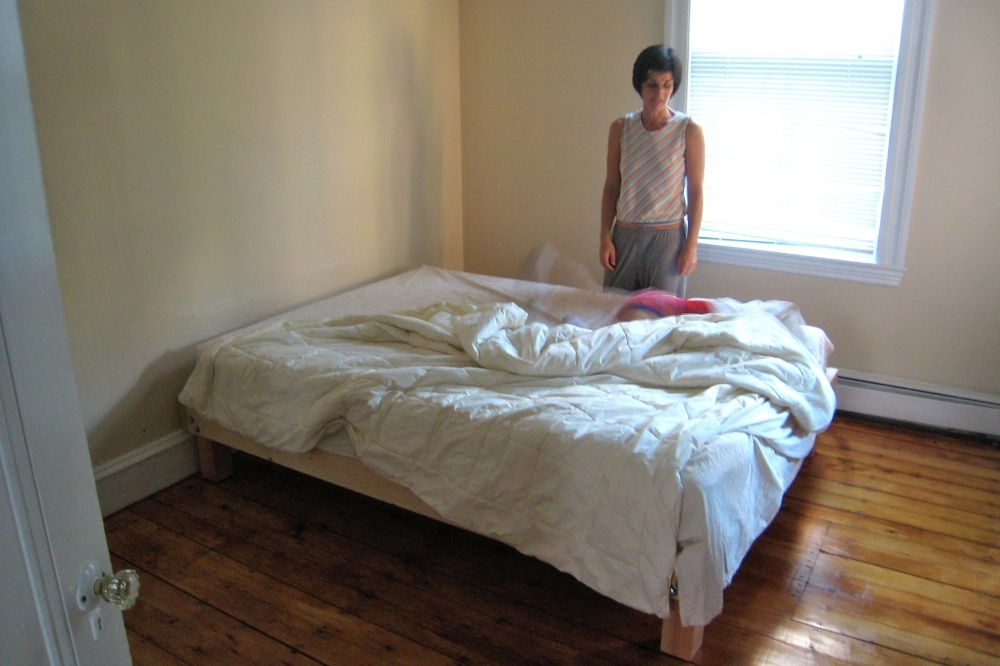 （取自 2011 © locomomo, Making the bed - 2@ Flickr, CC BY-SA 2.0.）