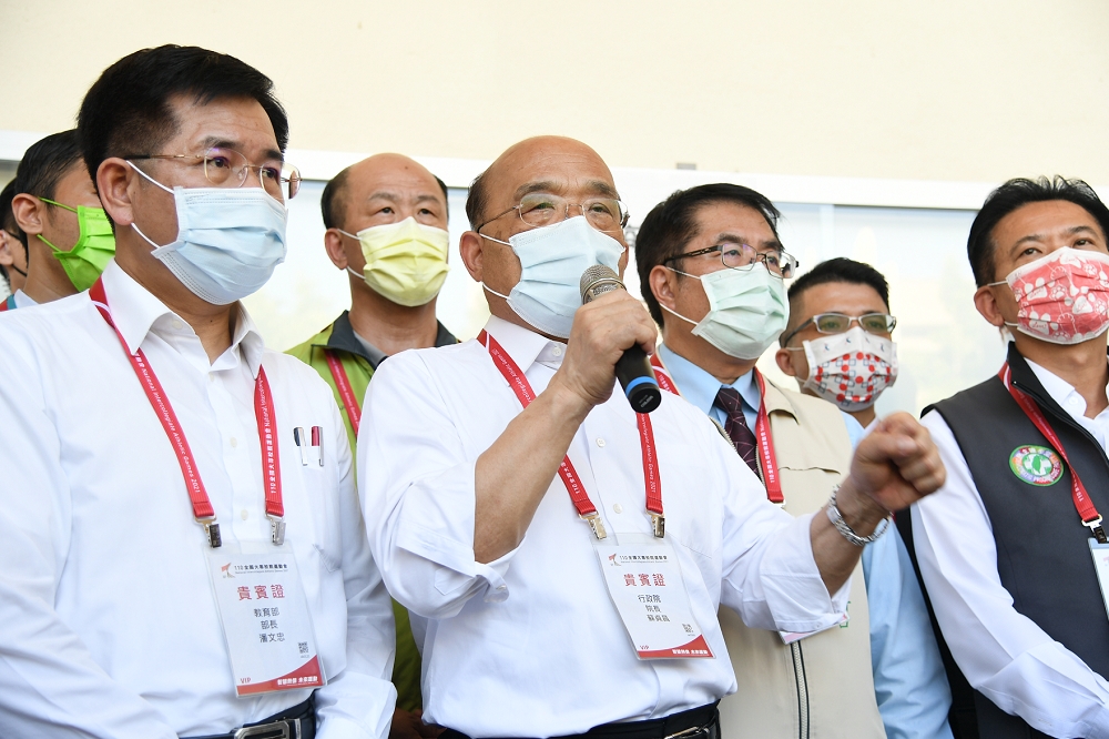 行政院長蘇貞昌12日南下視察世大運防疫狀況，並呼籲全民「收心」對抗疫情。（行政院提供）