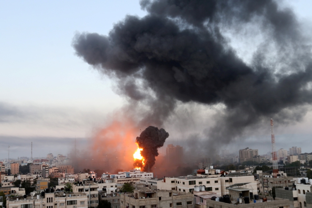 為「報復」哈馬斯火箭彈襲擊，以色列空軍派出戰機進行空襲轟炸。（湯森路透）