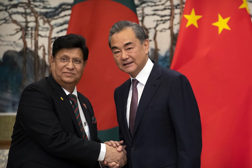 中国外交部长王毅与孟加拉外长阿布杜。（汤森路透）(photo:UpMedia)