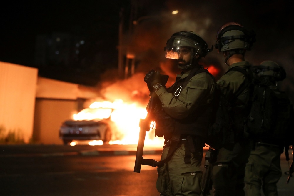 以色列中部、阿拉伯-猶太裔混居城市盧德（Lud）爆發示威，13日已宣布僅入緊急狀態，以色列國防軍正駐守盧德街區。（湯森路透）