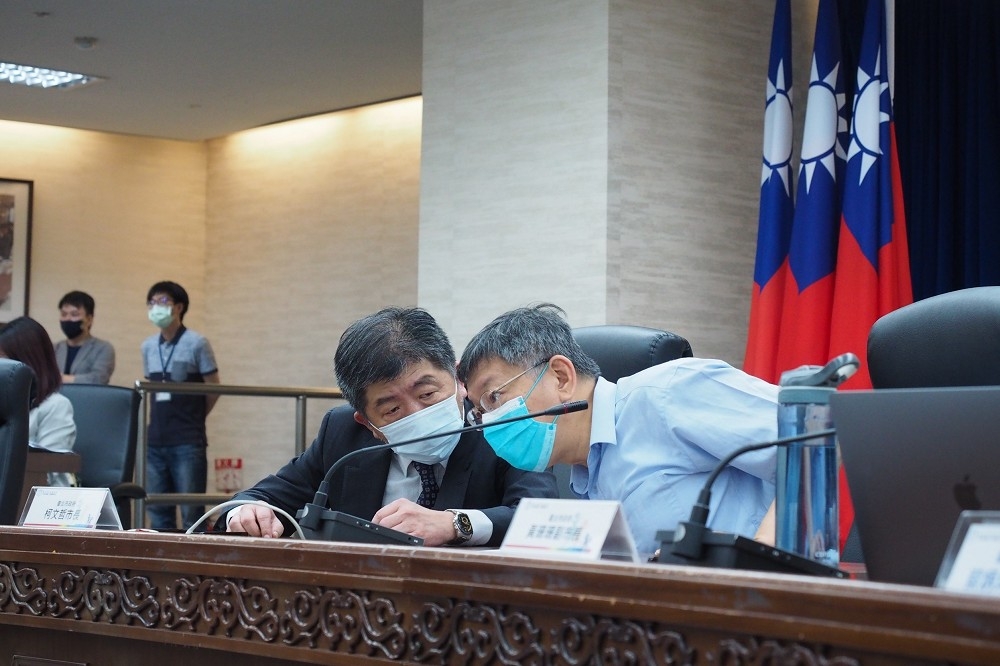 台北市長柯文哲與衛福部長陳時中14日宣布和平醫院4項降載因應及。（台北市政府提供）