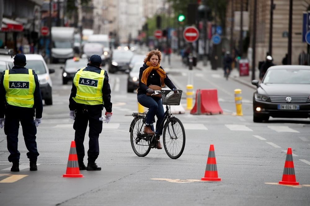 巴黎市廳計畫將提高行人、自行車在巴黎市中心的使用量，將減少汽車的排放量。（湯森路透）