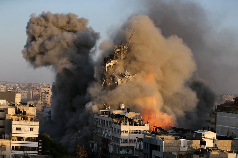 以色列空襲炸毀加薩地區一座大樓。（湯森路透）
