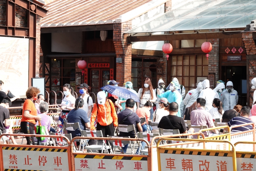 北市昨在萬華啟動免費快篩站但人潮爆滿，至今約採檢1000人，台北市長柯文哲宣布16日會再新增1處。圖為剝皮寮篩檢站人潮。（王侑聖攝）