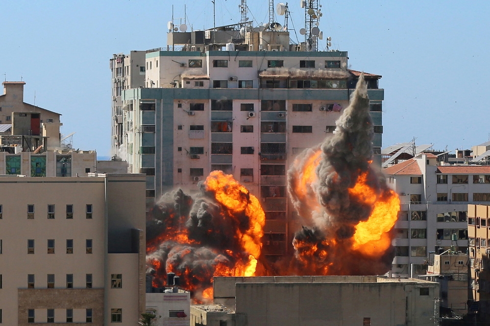 以色列軍方針對一棟加薩的大樓轟炸，內部駐紮著美聯社、半島電視台等多家國際媒體。（湯森路透）