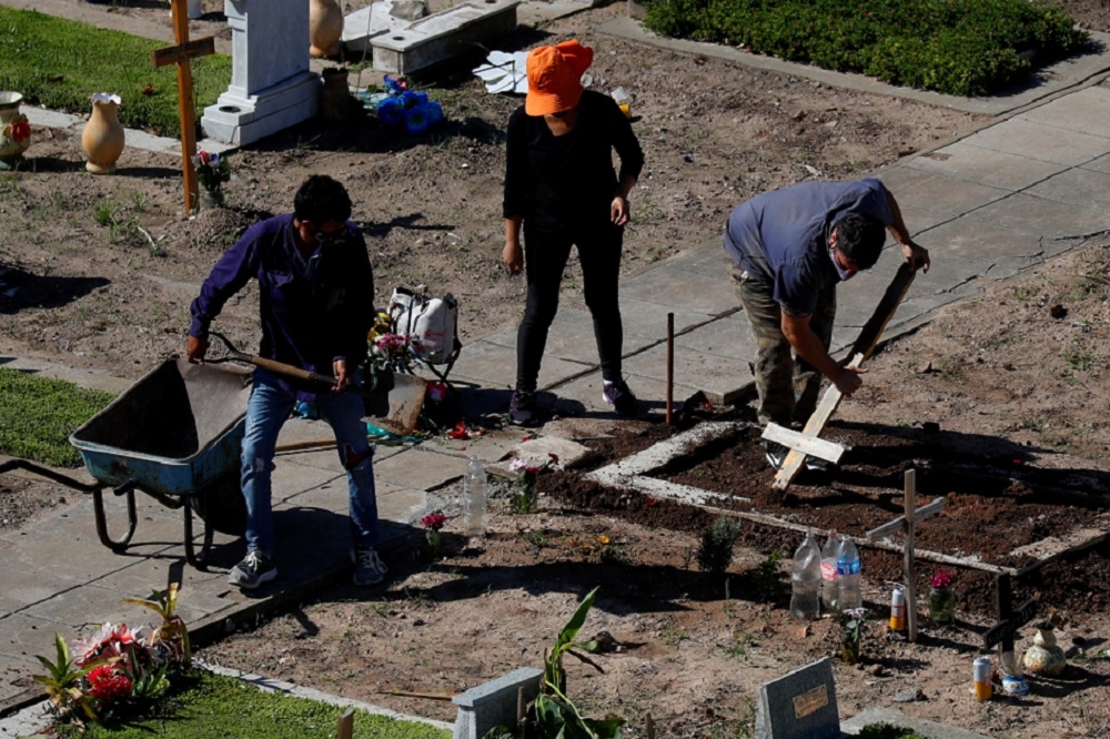 南美洲一處的墓地工人。（湯森路透）