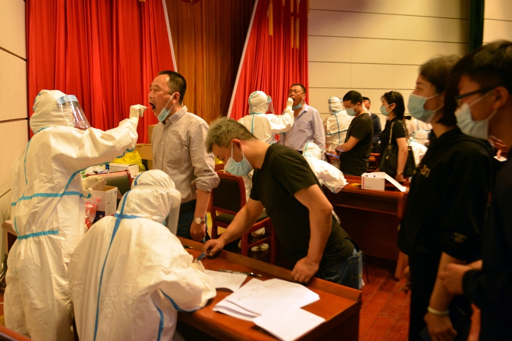 安徽省醫護緊急替當地民眾進行核酸檢測。（湯森路透）