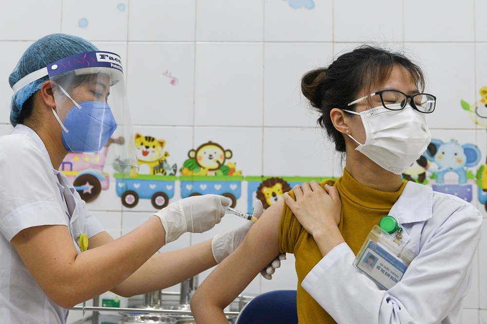 越南再度爆發新冠肺炎疫情，民眾接種疫苗。（湯森路透）