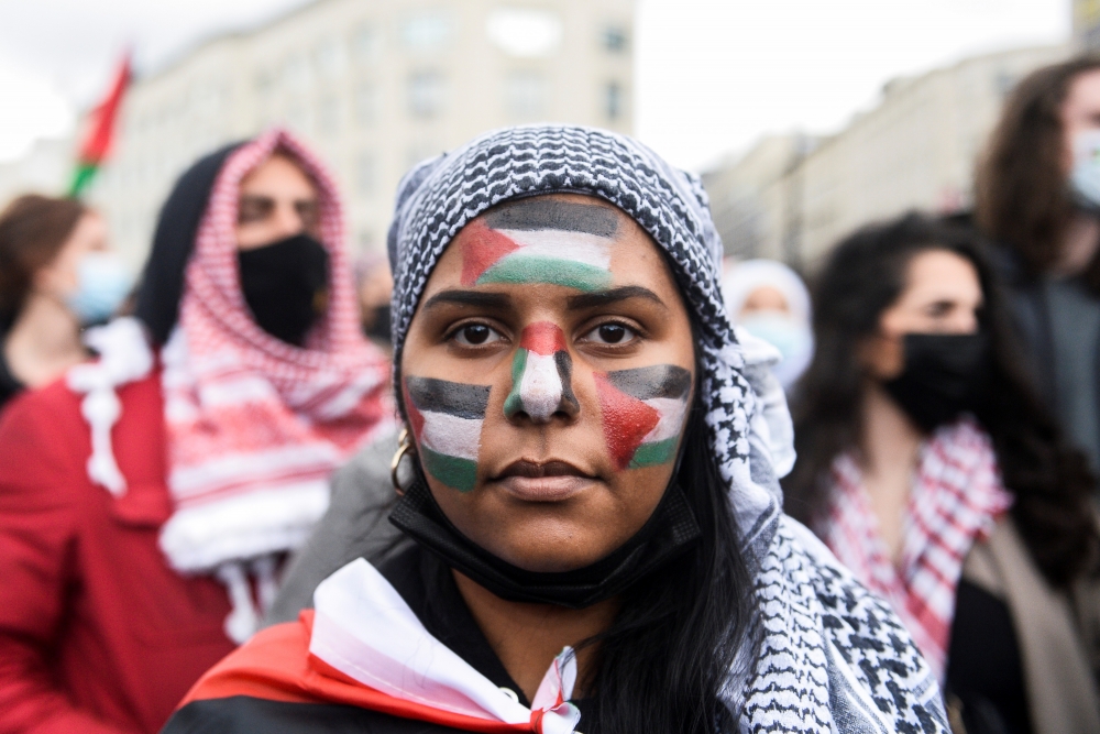 在比利時首都布魯塞爾，一名女性表達對巴勒斯坦人的支持。（湯森路透）