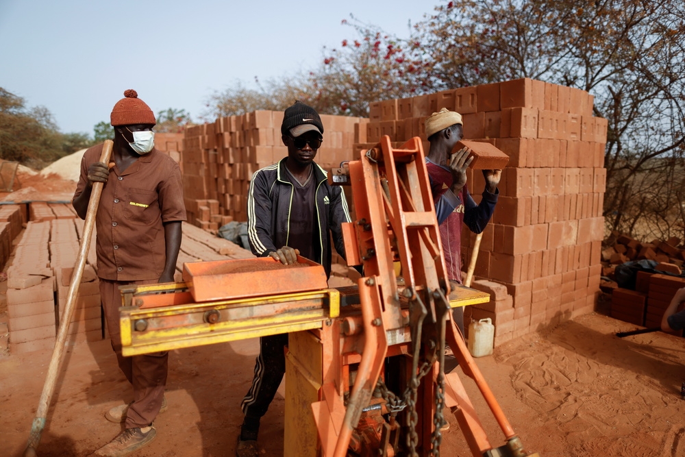 非洲塞內加爾的建築工人。（湯森路透）