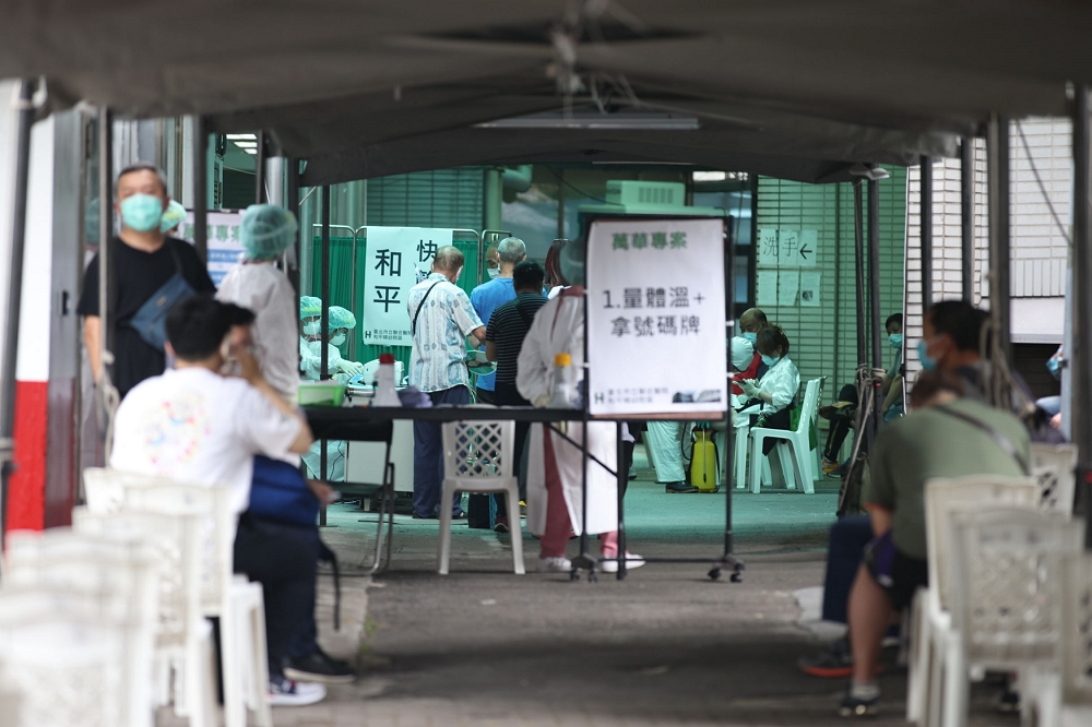 中央流行疫情指揮中心18日表示，目前已有320位醫師願意參與。圖為和平醫院快篩站。（陳愷巨攝）