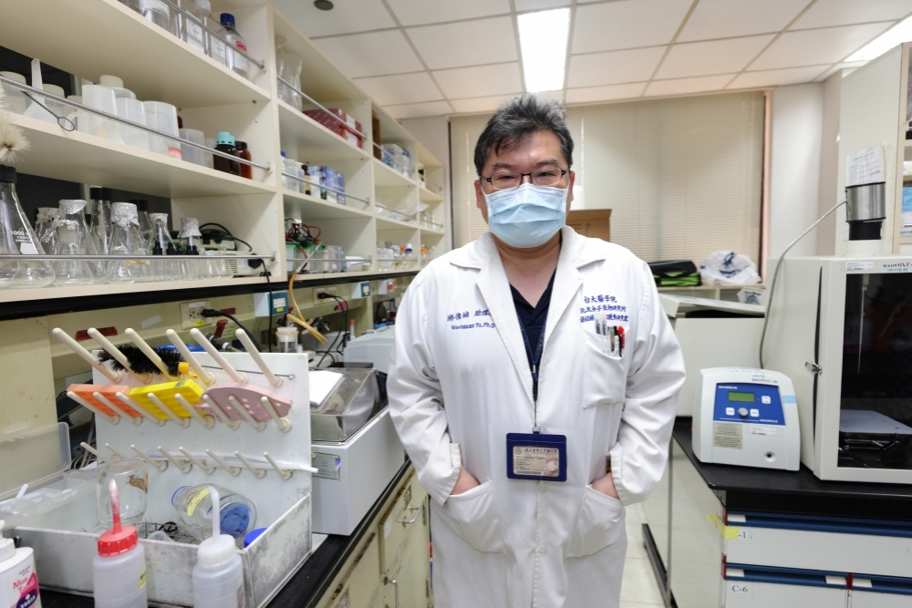 針對新冠病毒入侵人體過程，台大醫學院助理教授游偉絢提出研究假設，指除了已知的ACE2受體外，可能存在新的糖胺聚醣膜蛋白受體。（陳愷巨攝）