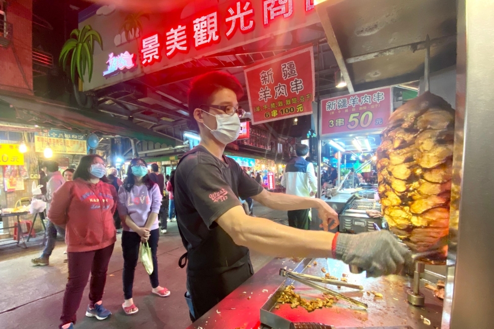 台北市長柯文哲宣布即起北市超市、夜市、地下街等餐飲攤商，全面改採外帶或外送。（張哲偉攝）