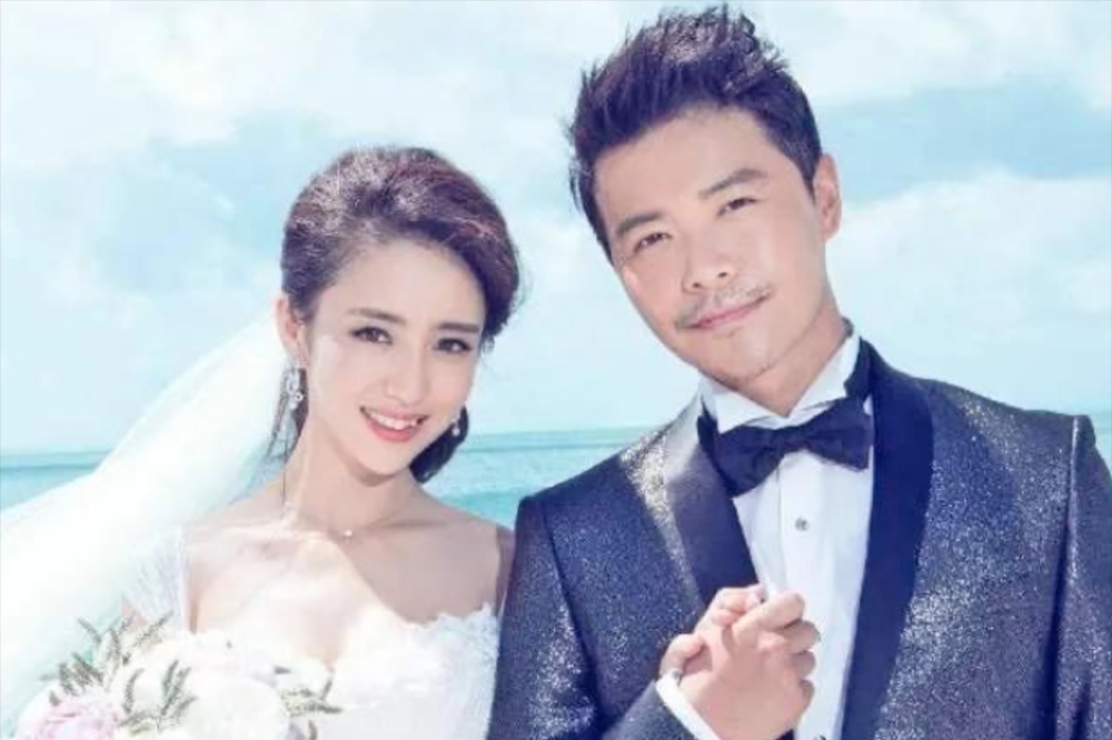 中國娛樂圈著名夫妻檔佟麗婭（左）與陳思誠婚後風雨飄搖，終究走上分手一途。（取自微博）