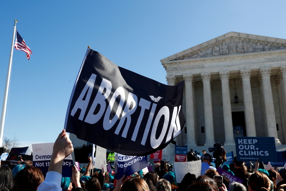 大批支持「墮胎自主」的民眾，聚集聯邦最高法院外表達抗議。（湯森路透）