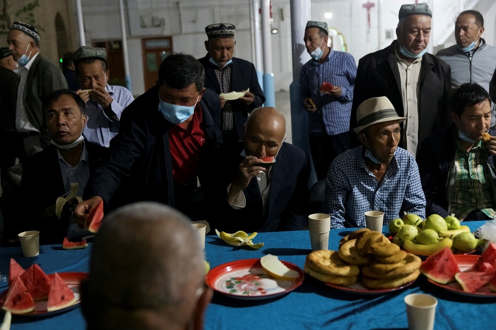 新疆維吾兒穆斯林在和田市吃開齋飯。（湯森路透）