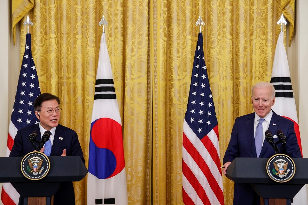 美國總統拜登（右）在美東時間21日與來訪的南韓總統文在寅於白宮舉行峰會。（湯森路透）