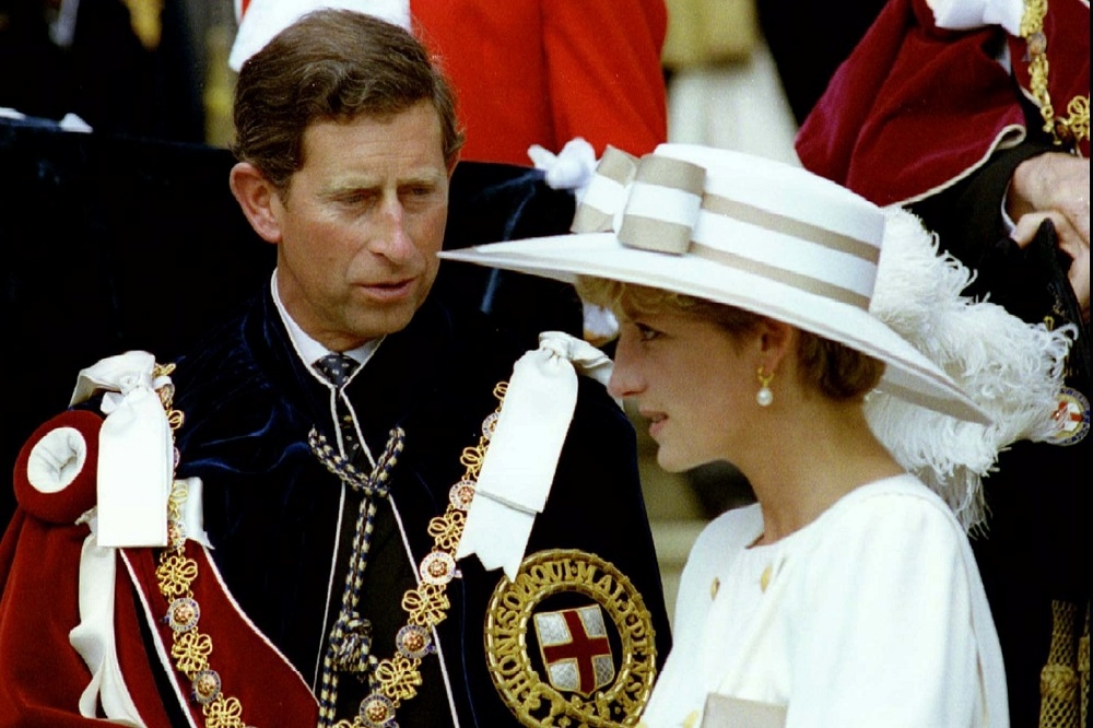 英國已故黛安娜王妃生前首度提及婚姻的BBC專訪，遭調查顯示記者巴席爾（Martin Bashir）使用不正當手段騙取訪問機會，外界影射認為此專訪導致黛妃與皇室決裂、最終走向悲劇。