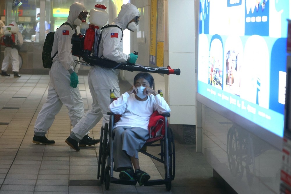 化學兵在台北捷運消毒。（湯森路透）