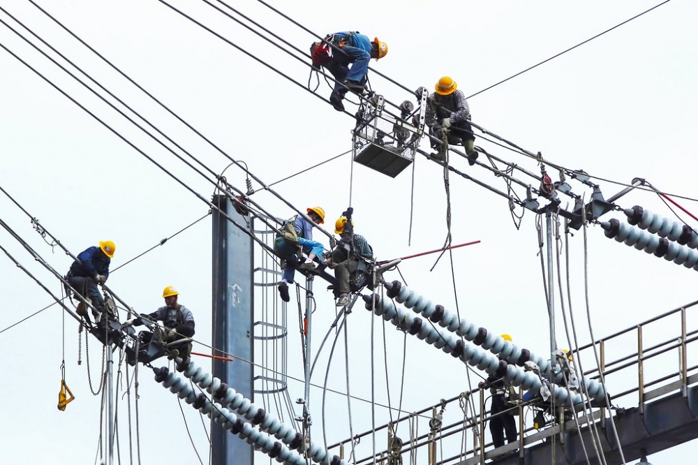 先進國家都在開發5G智慧電網，台電到現在1,400萬低壓電戶超過九成在手抄電表；多元、小型、分散式的能源是世界趨勢，但台電對再生能源一直「另眼」相看。（圖片由台電公司提供）