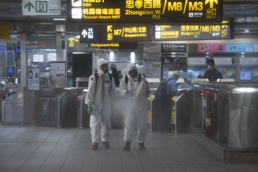 台北捷運爆出清潔人員、保全等第一線工作者確診；圖為化學兵18日於台北捷運站進行全面消毒工作。（資料照片／蔣銀珊攝）