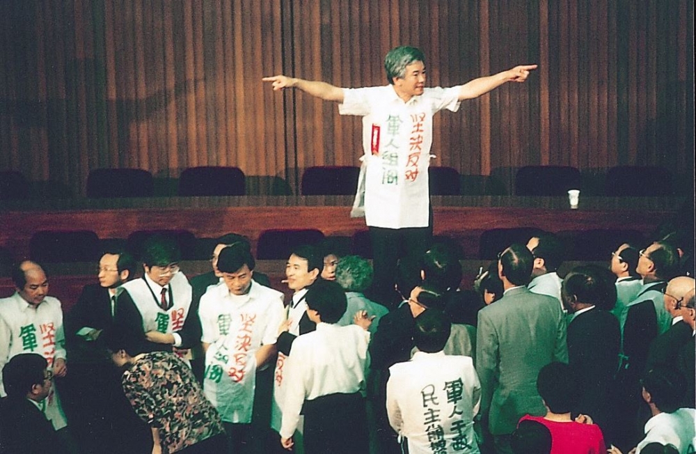 1990年5月 盧修一,洪奇昌等民進黨立委於議場抗議郝柏村組閣。（余岳叔攝影，白鷺鷥文教基金會授權刊用）