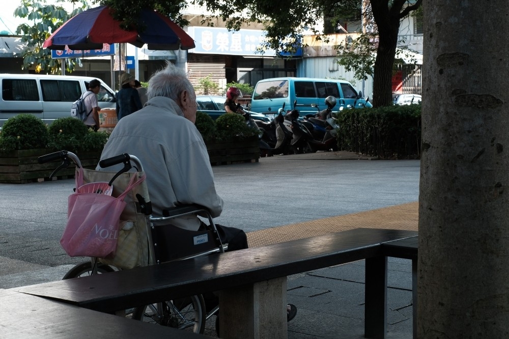 國內新冠肺炎疫情在雙北持續蔓延中，一間位於台北市信義區的老人養護所出現2名長者、1名工作人員確診。圖僅為示意。（資料照片／蔣銀珊攝）