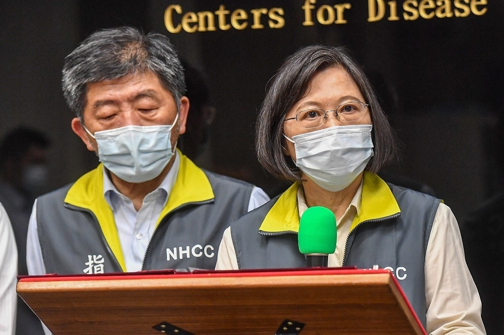 台灣新冠肺炎疫情大爆發，對於現況，《亞洲周刊》直言「民進黨自以為締造的『全球最佳』抗疫神話宣告破滅」。圖為蔡英文總統（右）、指揮官陳時中。（總統府提供）