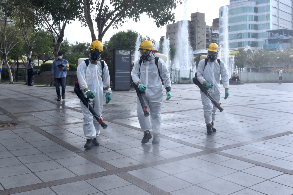 台北市副市長黃珊珊證實，北捷龍山寺站有1名保全確診，事後匡列123名工作人員快篩，當中有包含清潔員、站務員、保全等4人陽性。圖為日前萬華龍山寺周邊大消毒。（資料照片／張哲偉攝）