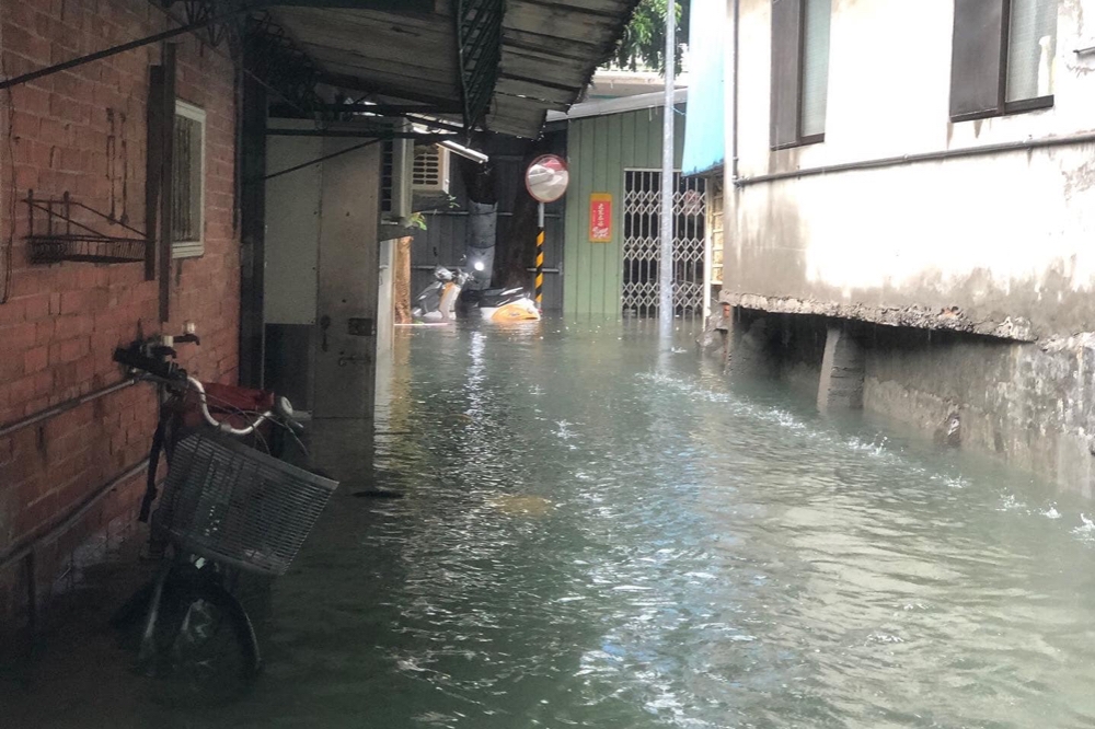 台北市午後受對流雲系發展旺盛影響，有網友貼出東湖路淹水的照片，水深達1公尺，幾乎把半台摩托車淹沒。（取自臉書我是東湖人）