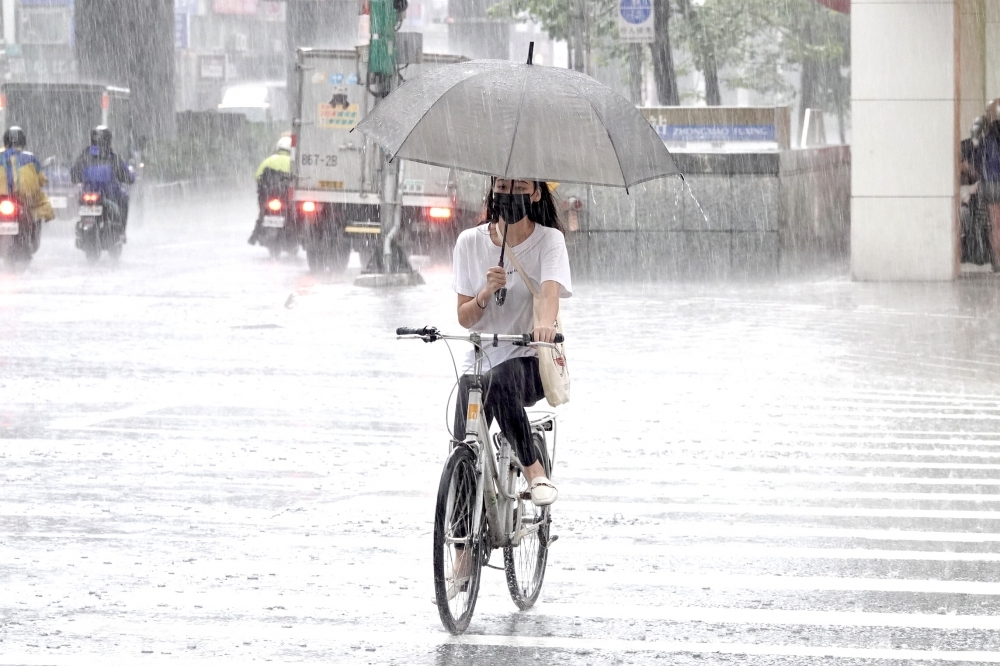 吳德榮表示25日午後可能還是會出現雷擊、強陣風以及瞬間大雨等劇烈天氣。（資料照片／王侑聖攝）