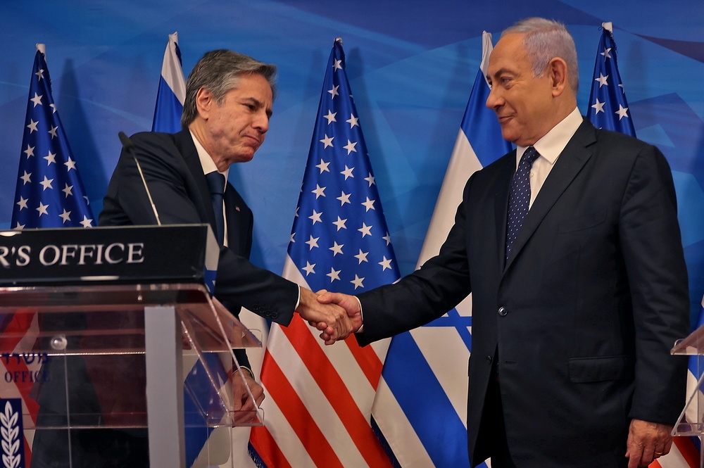 美国国务卿布林肯（左）与以色列总理纳坦雅胡（右）召开联合记者会。（汤森路透）(photo:UpMedia)
