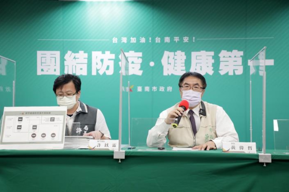 台南市長黃偉哲25日召開防疫記者會，公布新增10案例的相關公共場所足跡。(台南市政府提供)