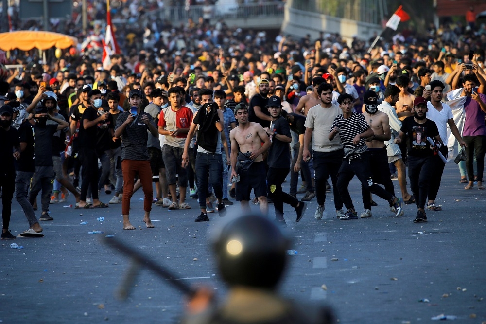 伊拉克首都巴格達25日爆發大規模抗議示威活動。（湯森路透）