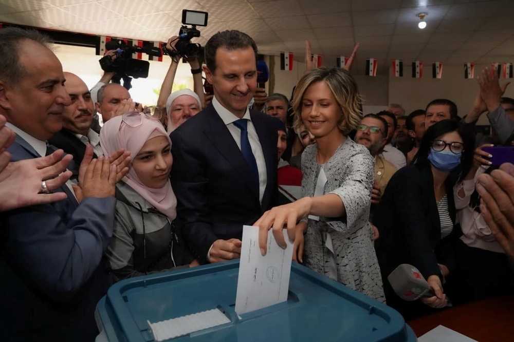敘利亞總統阿塞德（左）與夫人阿斯瑪投下選票。（湯森路透）