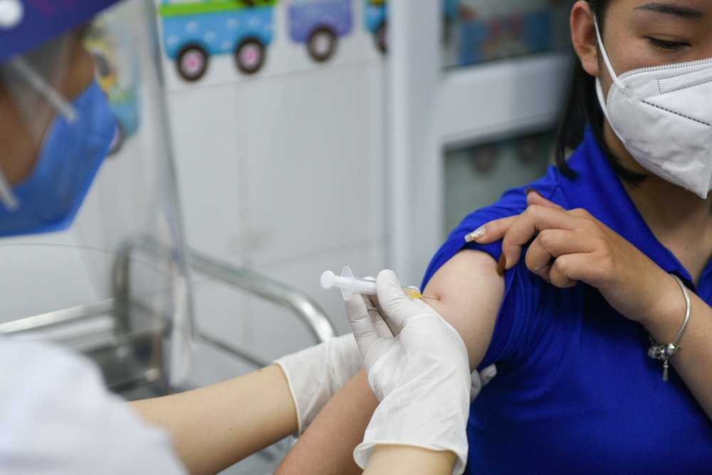 越南民眾接種新冠疫苗。（湯森路透）