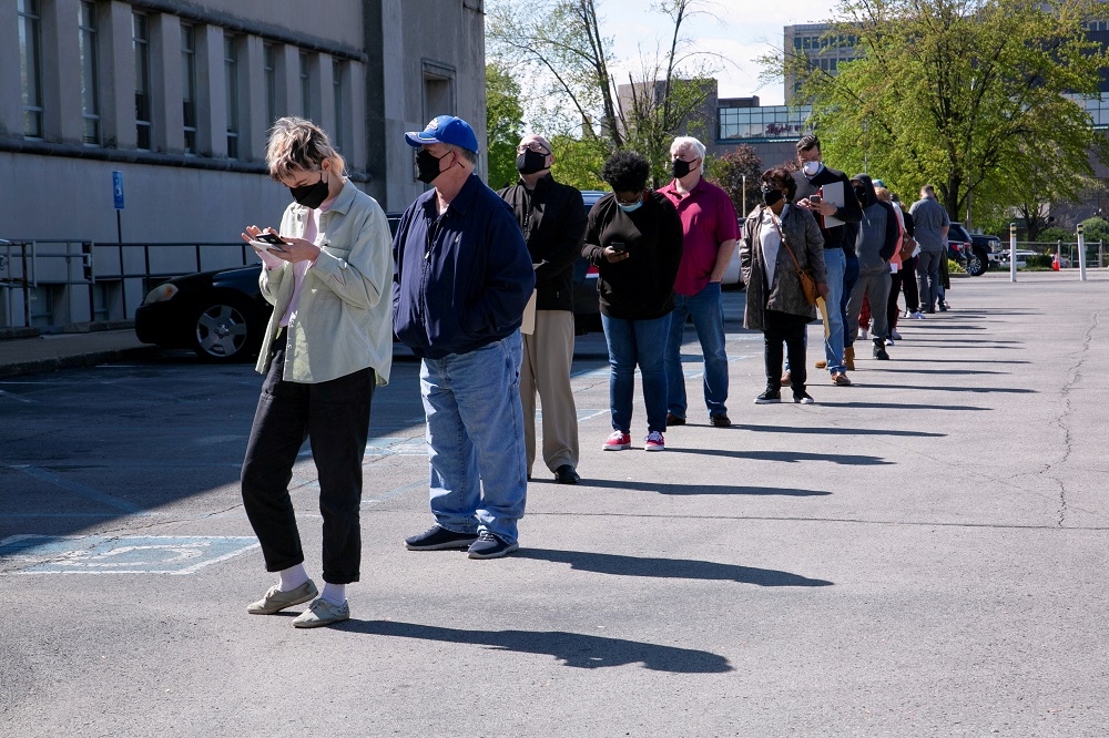 美国肯塔基州职训中心外围的排队人潮。（汤森路透）(photo:UpMedia)