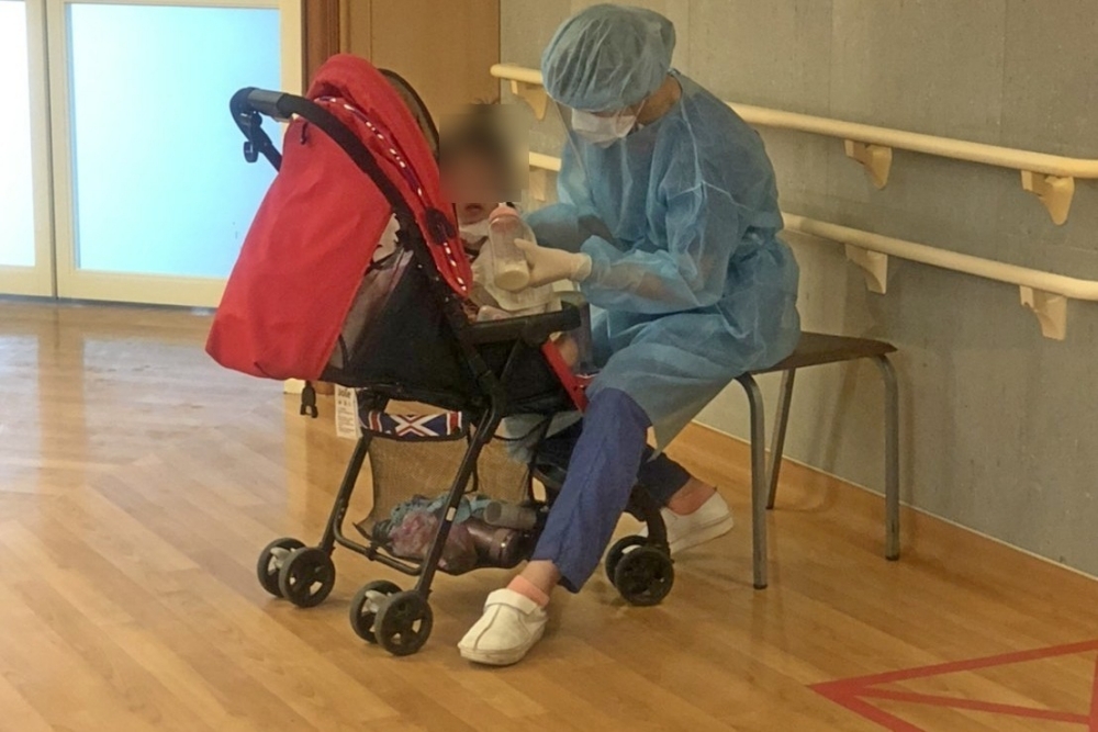 台北慈濟醫院護理師將女嬰帶出病房餵奶。（翻攝自台北慈濟醫院臉書）